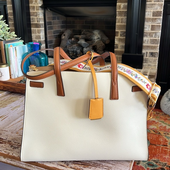 Tory Burch Emerson Bucket Bag. Color Ivorry. Condition is like New. - Picture 3 of 8